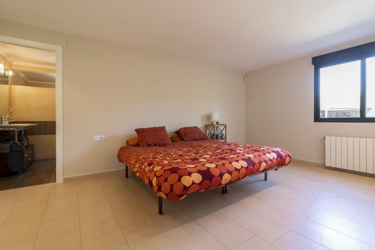 casa-de-diseno-en-urbanizacion-cercana-a-valencia-101759160123-size-vb