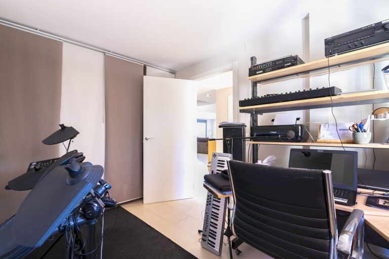 casa-de-diseno-en-urbanizacion-cercana-a-valencia-161759160136-size-vb