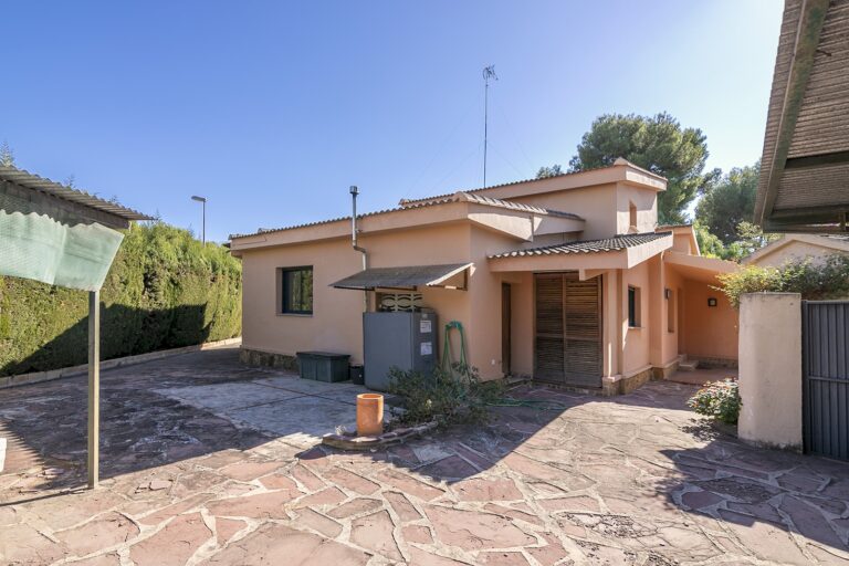 casa-de-diseno-en-urbanizacion-cercana-a-valencia-211759160146-size-vb