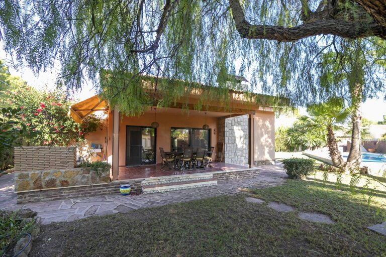 casa-de-diseno-en-urbanizacion-cercana-a-valencia-221759160148-size-vb