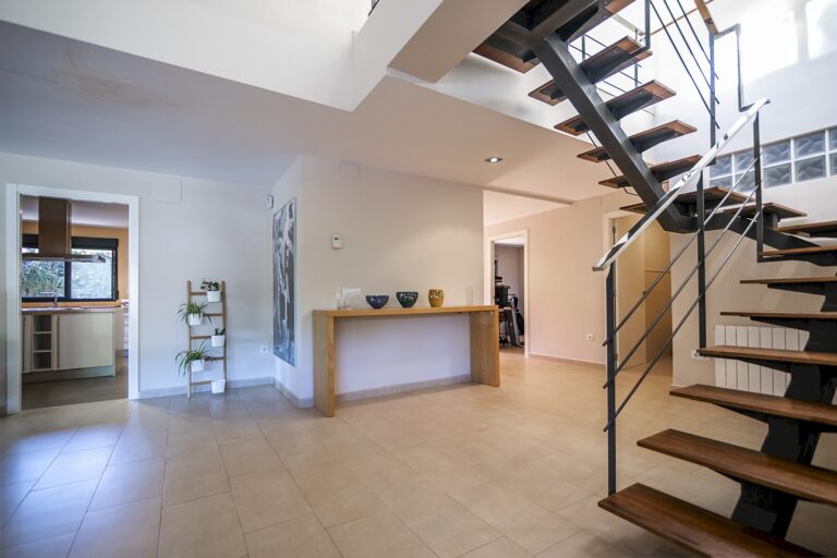 casa-de-diseno-en-urbanizacion-cercana-a-valencia-51759160113-size-vb
