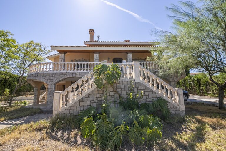 fantastico-chalet-con-piscina-en-urbanizacion-privada-de-picassent-181708442485-size-vb