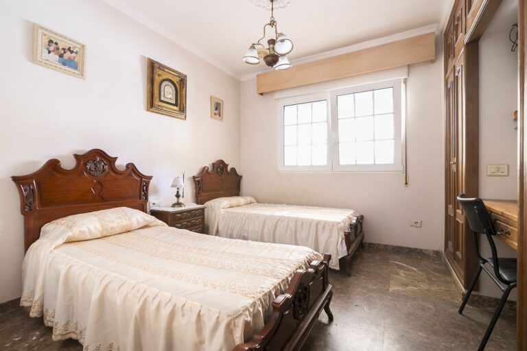 fantastico-chalet-con-piscina-en-urbanizacion-privada-de-picassent-71708442461-size-vb