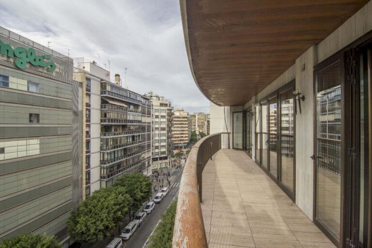 impresionante-piso-para-entrar-a-vivir-en-pleno-corazon-de-valencia-221609254923-size-vb