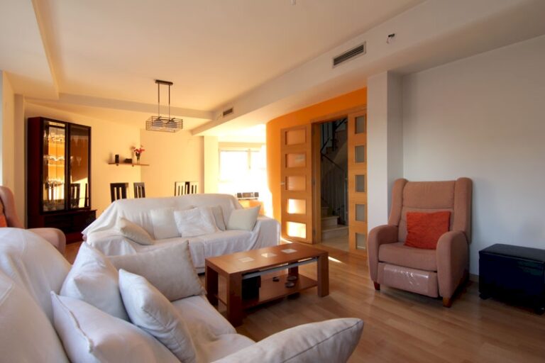 moderna-casa-de-pueblo-con-todas-las-comodidades-en-la-localidad-de-paterna-valencia-11701079502-size-vb