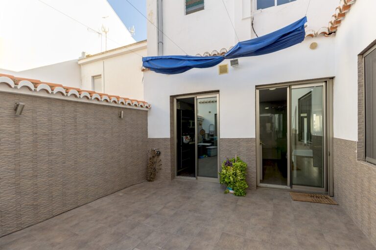 moderna-planta-baja-rodeada-de-servicios-51698253214-size-vb