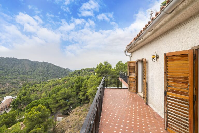 tres-casas-con-terreno-en-plena-naturaleza-en-serra-01600690501-size-vb